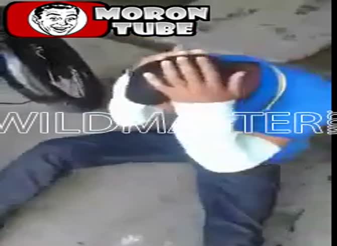 Video :A thief is made to burn his hands on an exhaust pipe by force